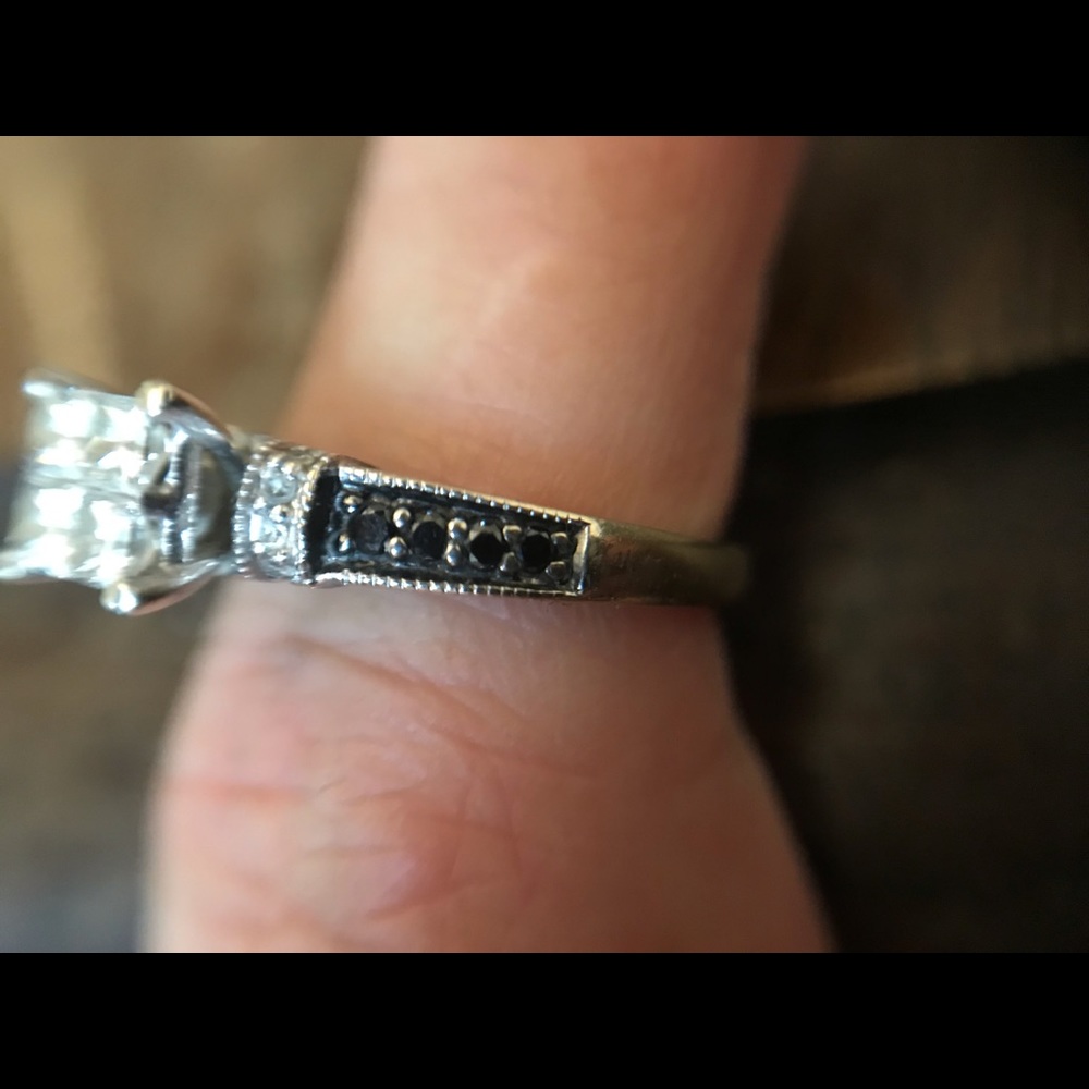 Ring - Picture 2 of 6